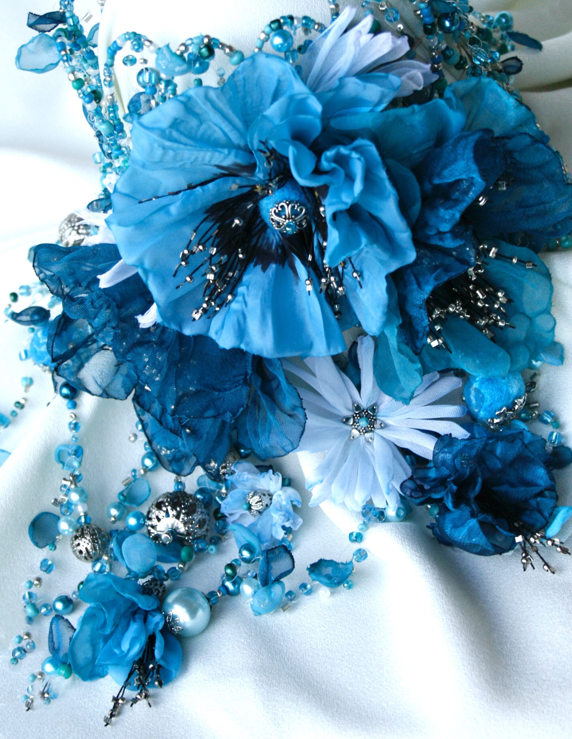 Schmuck-Kragen. Textil, Glas, Metall Detail 3