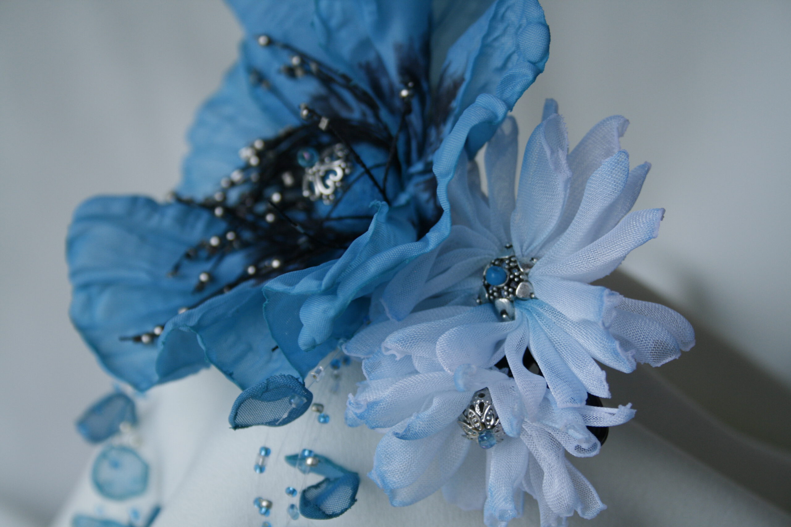 Schmuck-Kragen. Textil, Glas, Metall Detail 1