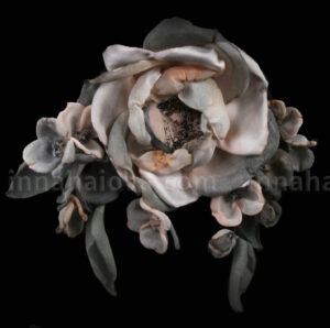Vintage-Blume vor schwarzem Hintergrund