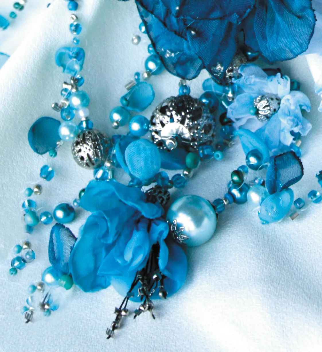 Schmuck-Kragen. Textil, Glas, Metall Detail 2